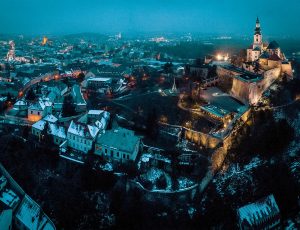 Tvorba panoramatickej fotografie dronom. Nitriansky hrad a okoli podvečer.