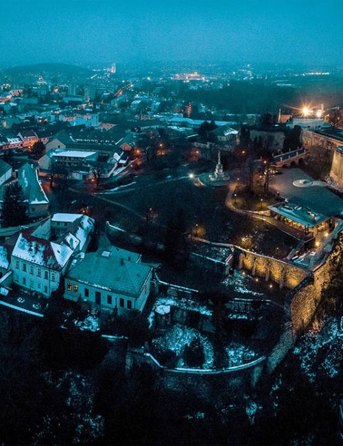 Tvorba panoramatickej fotografie dronom. Nitriansky hrad a okoli podvečer.