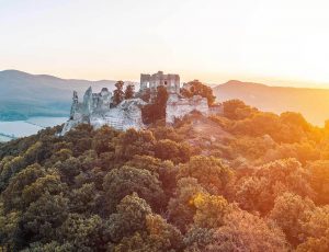 Letecká panoramatická fotografia dronom na hrade Gýmeš