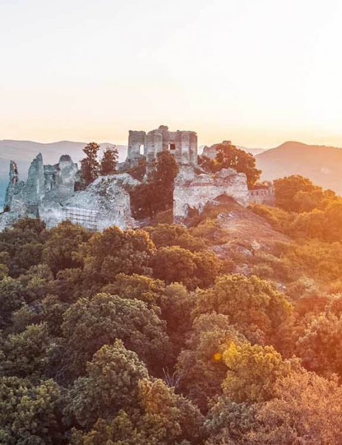 Letecká panoramatická fotografia dronom na hrade Gýmeš